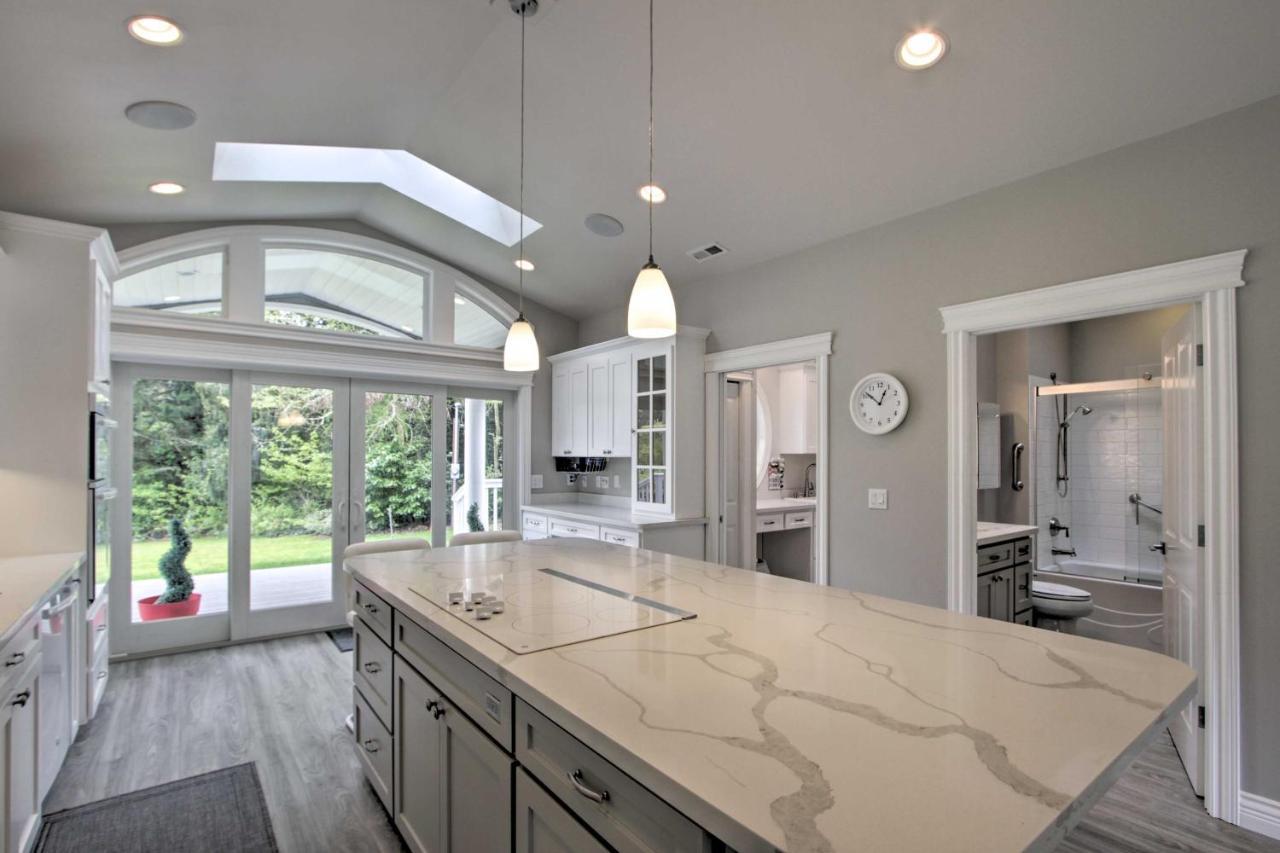 Contemporary Tacoma Cottage With Deck And Pond! Экстерьер фото