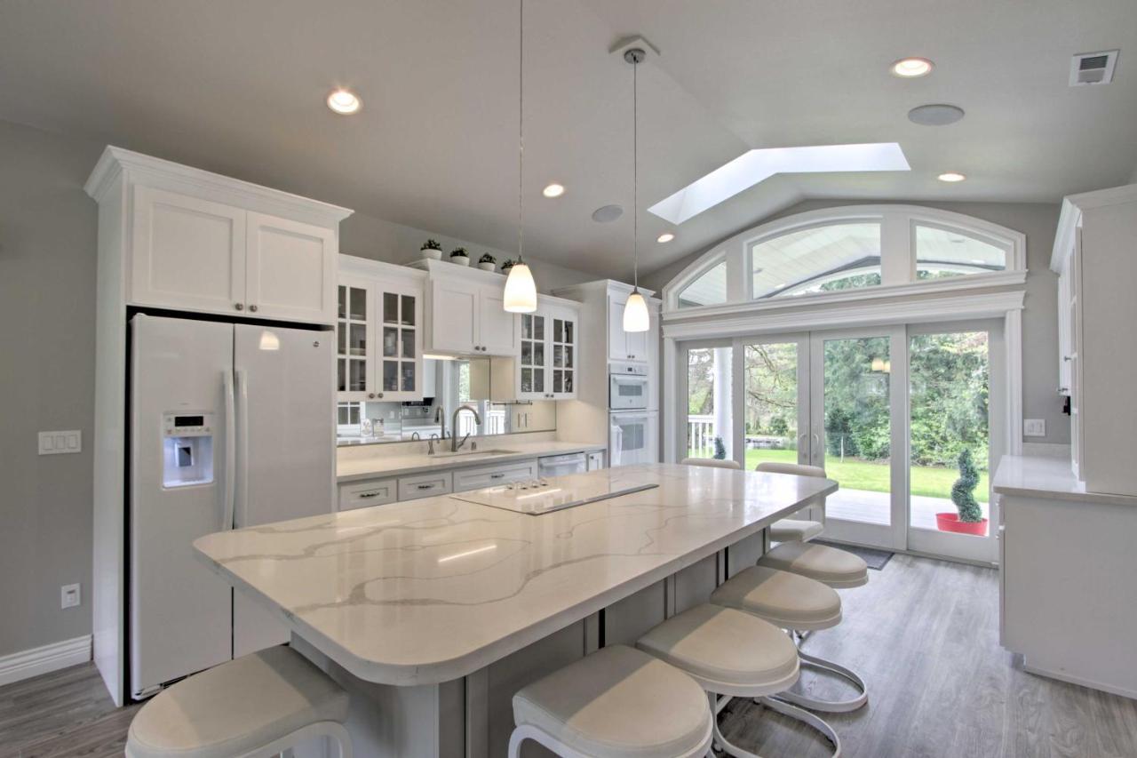 Contemporary Tacoma Cottage With Deck And Pond! Экстерьер фото